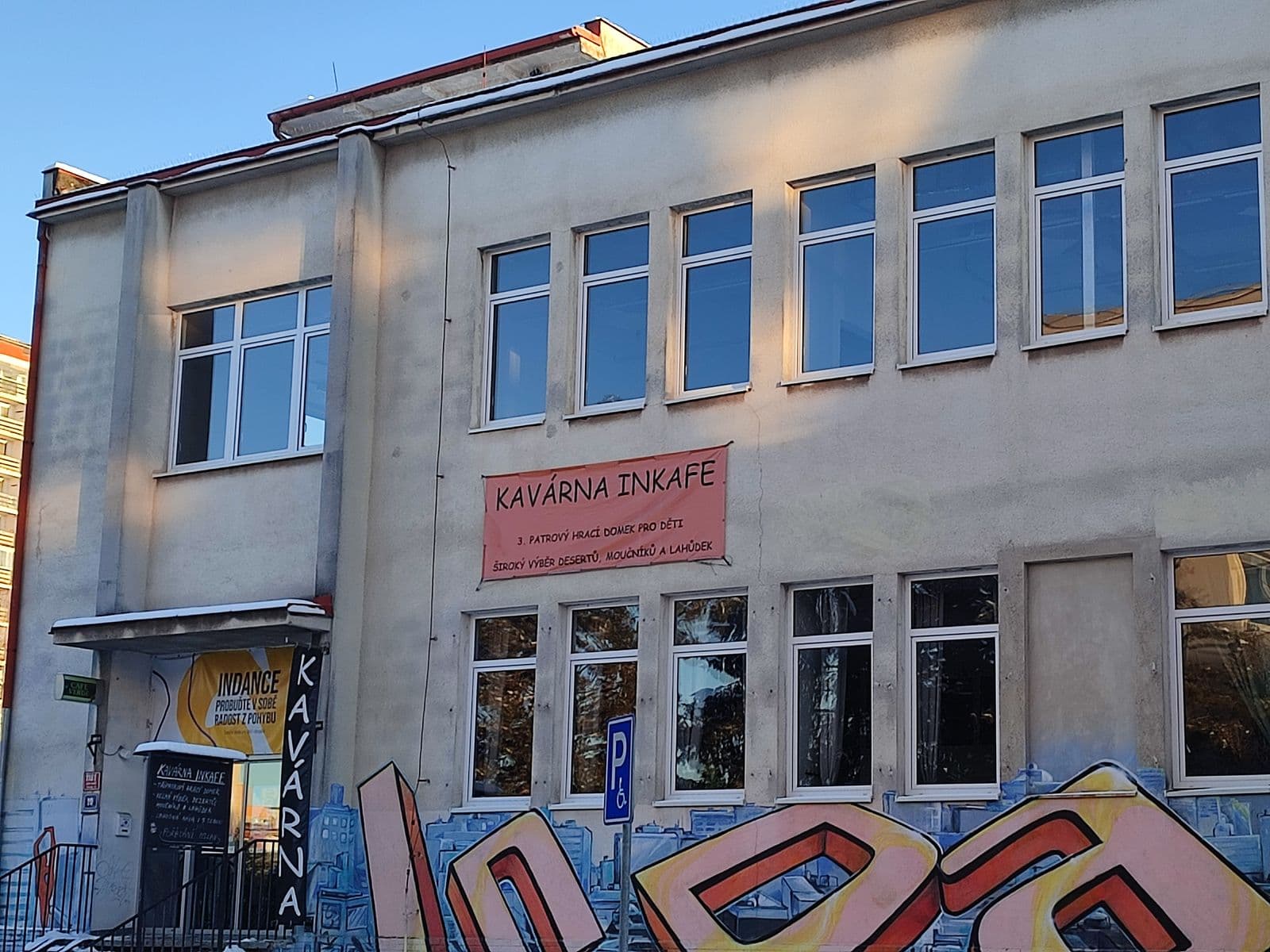 Vchod a poutač Kavárna InKafe
