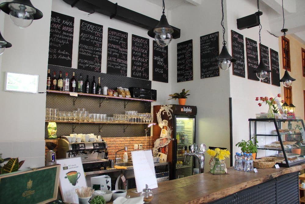 Kávový bar InKafe s křídovou nabídkou a kávovarem