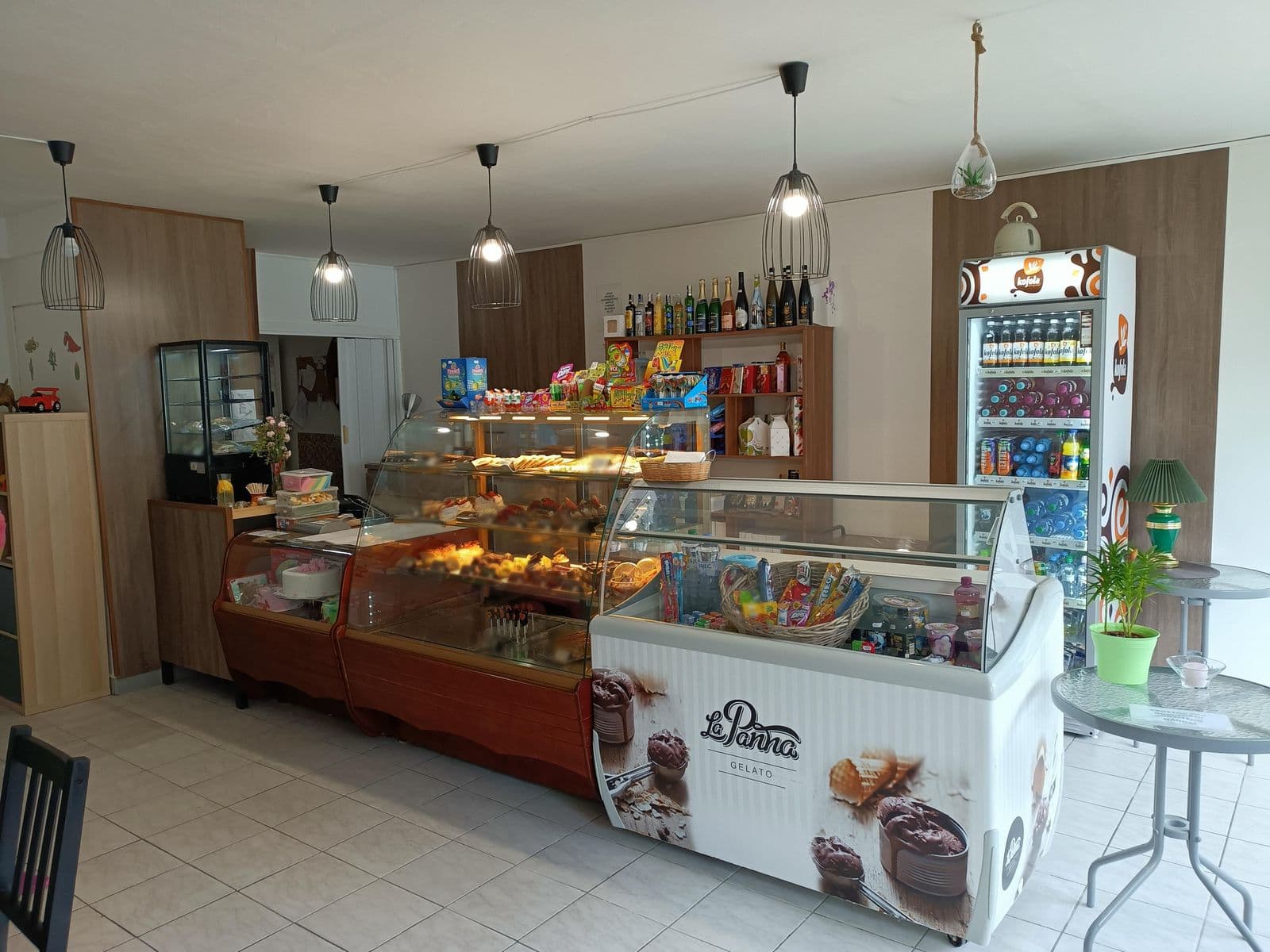 Prodejní pult InKafe s vitrínou dezertů a zmrzlinou