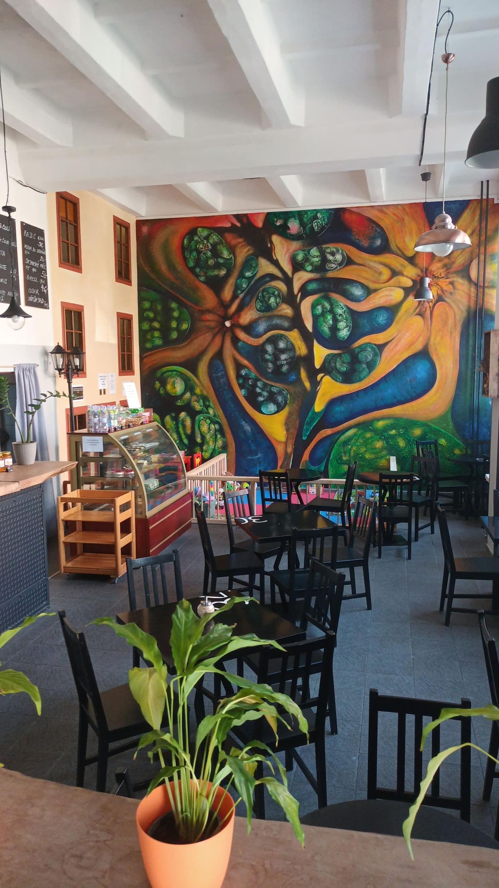 Sál InKafe s posezením a hrací zónou pro děti za zábradlím